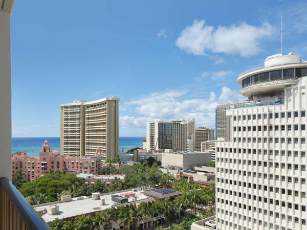 OUTRIGGER Waikiki Beachcomber Hotel : photo 5 de la chambre chambre 2 lits doubles - vue partielle sur océan