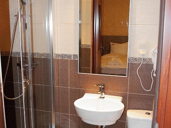 Redwood Hostel : photo 10 de la chambre chambre triple avec salle de bains privative