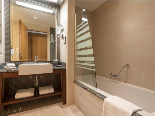 Amwaj Rotana, Jumeirah Beach - Dubai : photo 4 de la chambre chambre lits jumeaux récemment rénovée avec balcon - vue sur mer et ain dubaï