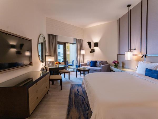 Amwaj Rotana, Jumeirah Beach - Dubai : photo 2 de la chambre chambre familiale récemment rénovée avec lit king-size et balcon - vue sur mer