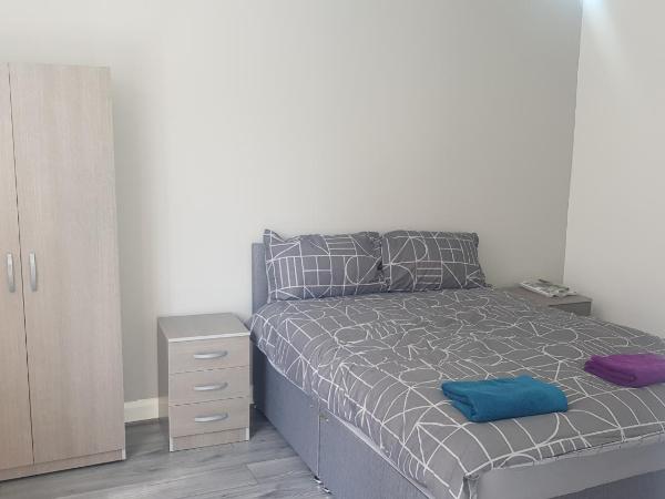 Double Bedroom In Withington, M20. 1 DB Bed, RM 1 : photo 1 de la chambre chambre double avec salle de bains commune