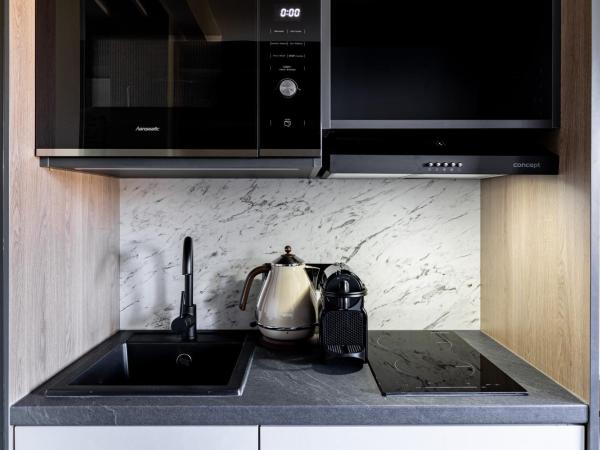 numa I Bona Rooms & Apartments : photo 9 de la chambre extra large studio with kitchenette and bathtub