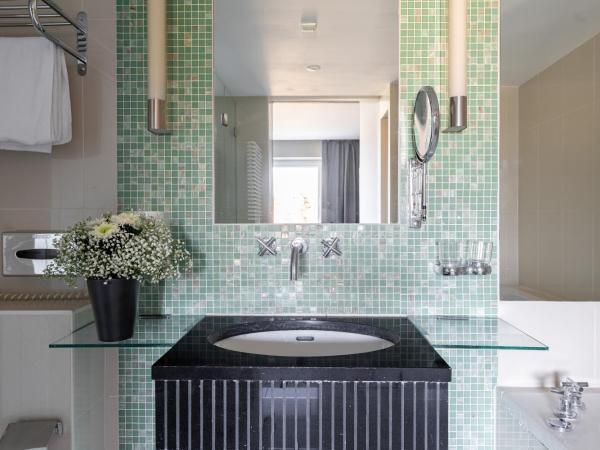 numa I Bona Rooms & Apartments : photo 7 de la chambre extra large studio with kitchenette and bathtub