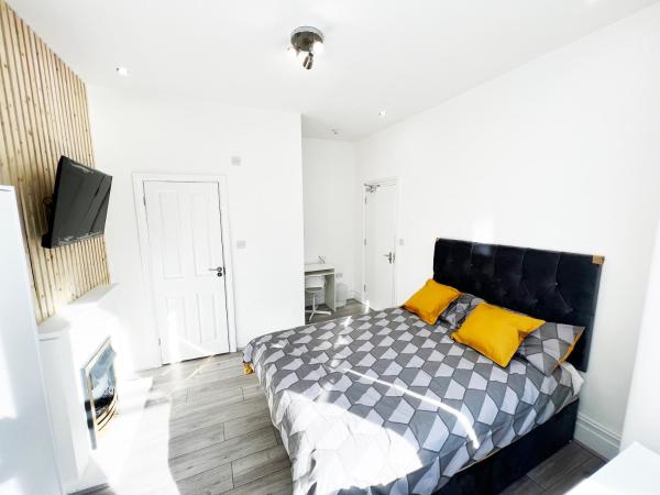 Minet Gardens - Centrally located Apartment - Rm 1 : photo 3 de la chambre chambre double avec salle de bains privative