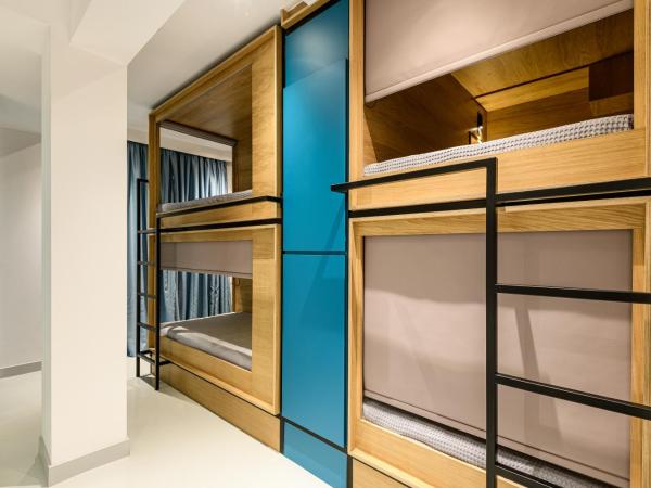 Mosaikon Glostel : photo 1 de la chambre lit simple dans dortoir pour femmes de 6 lits avec balcon