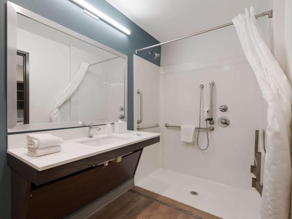 WoodSpring Suites Phoenix-Deer Valley : photo 1 de la chambre chambre lit queen-size pour personnes à mobilité réduite avec douche accessible en fauteuil roulant - non-fumeurs