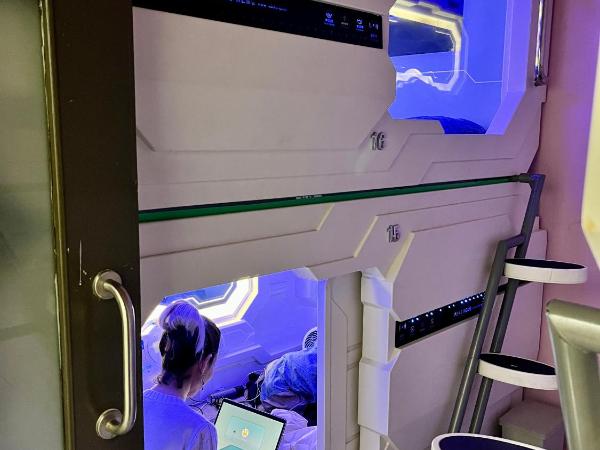 Bestow Capsule Hostel : photo 2 de la chambre lit simple en dortoir