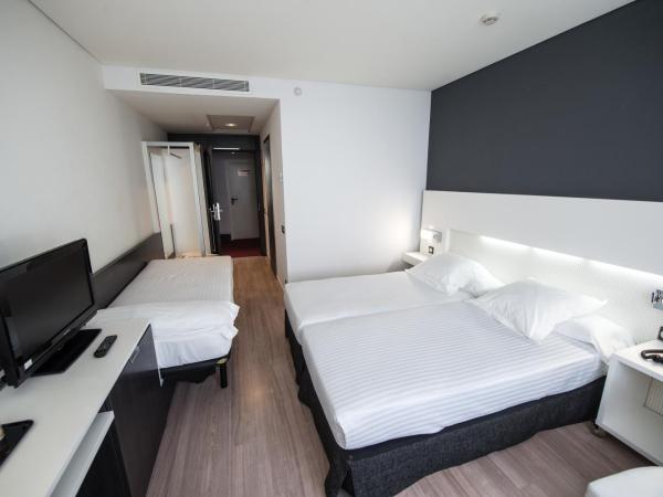 Axor Feria : photo 6 de la chambre chambre triple avec navette aéroport gratuite