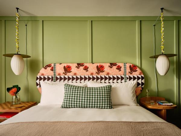 Wayfinder Waikiki : photo 7 de la chambre chambre lit king-size avec balcon