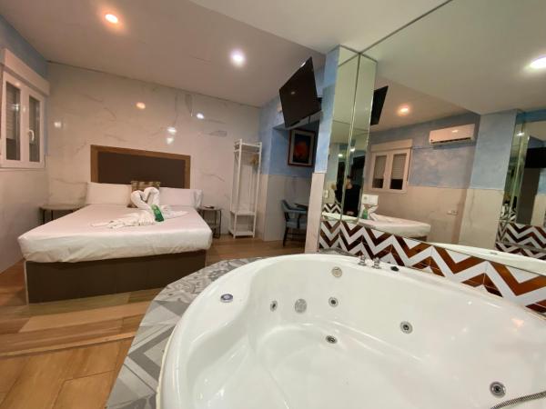 Hostal Avenida Andalucia : photo 2 de la chambre chambre double avec baignoire spa