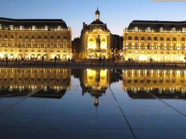 Grand appartement ancien 80 m2, 2 chambres , salon, cuisine équipée, vaste Terrasse, calme, proche du centre : photo 1 de la chambre appartement 2 chambres avec terrasse