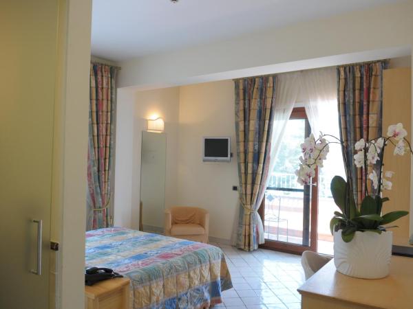 Hotel Villa Poseidon & Events : photo 2 de la chambre chambre double supérieure avec terrasse - vue sur mer