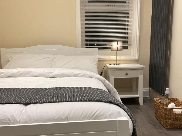 BEAUTIFUL ROOMS ONLY FEW STEPS AWAY FROM BRUCE GROVE TOTTENHAM STADIUM : photo 2 de la chambre appartement avec douche