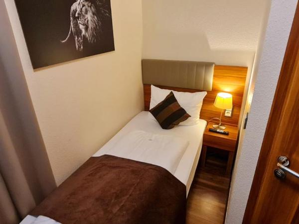 Hotel Frankfurt Messe : photo 8 de la chambre chambre simple avec salle de bains privative