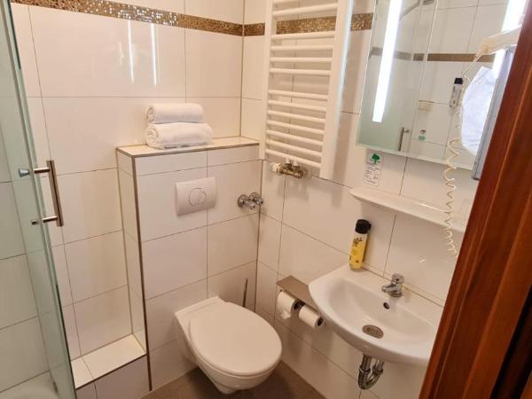 Hotel Frankfurt Messe : photo 5 de la chambre chambre simple avec salle de bains privative