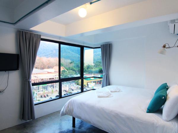 To Zleep Hotel Khaolak : photo 1 de la chambre chambre lit king-size - vue sur montagne