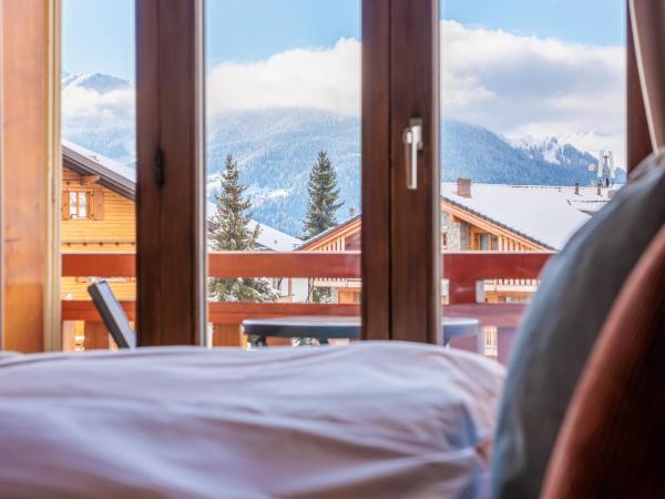 No 8 Bed & Bar : photo 5 de la chambre chambre quadruple avec balcon 