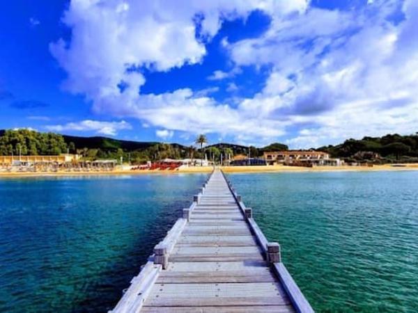 La demeure de Poulpican chambre BROCELIANDE jacuzzi charme et romantique mer plage restaurant à 300m Golfe Saint Tropez : photo 1 de la chambre appartement - vue sur jardin