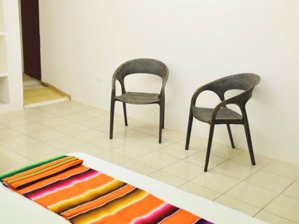 Hostal Casa Bohemia : photo 2 de la chambre chambre triple avec salle de bains privative