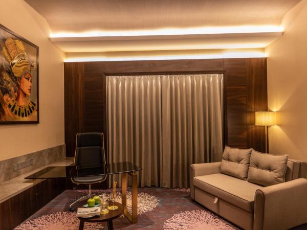 The Corinthians Resort & Club : photo 3 de la chambre premier room 15% discount on food and soft beverages , spa , saloon and laundry(only washing and ironing)