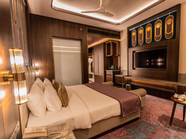 The Corinthians Resort & Club : photo 7 de la chambre premier room 15% discount on food and soft beverages , spa , saloon and laundry(only washing and ironing)