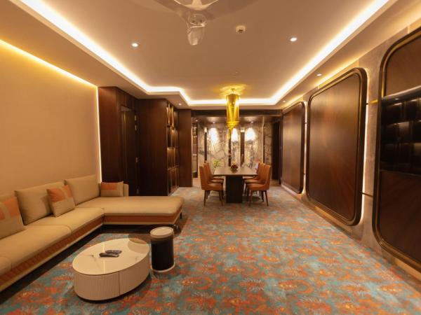 The Corinthians Resort & Club : photo 4 de la chambre wow suite 15% discount on food and soft beverages , spa , saloon and laundry(only washing and ironing)