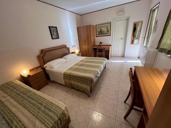 HOTEL MARE PINETA : photo 5 de la chambre chambre deluxe double ou lits jumeaux