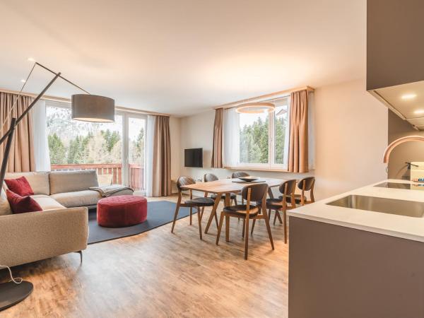 Hotel Alpensonne - Panoramazimmer & Restaurant : photo 1 de la chambre appartement 3 chambres avec balcon