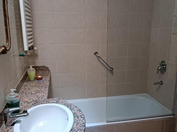 La Cara Oculta de Salta, bed and breakfast : photo 1 de la chambre chambre double avec salle de bains privative