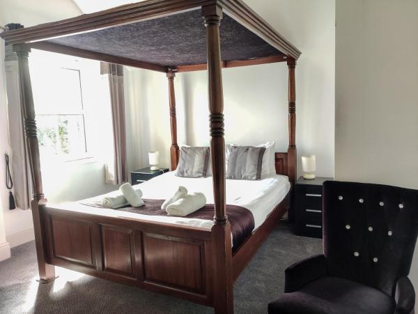 Wentworth House - Free Parking : photo 2 de la chambre chambre double supérieure avec lit à baldaquin