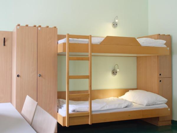 Jugendherberge Wien - Myrthengasse : photo 1 de la chambre chambre lits jumeaux avec salle de bains commune