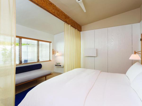 The Standard Miami : photo 2 de la chambre hébergement moyen avec terrasse et baignoire