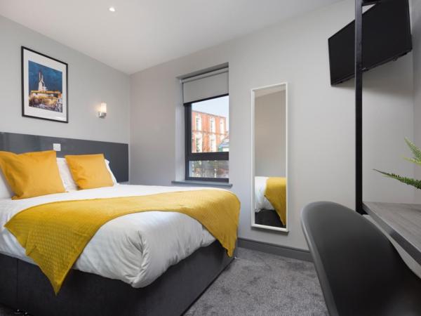 Bank Square Town House : photo 6 de la chambre chambre double avec salle de bains privative