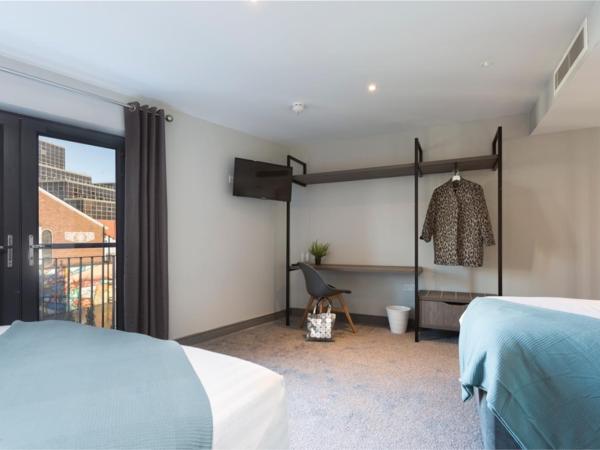 Bank Square Town House : photo 3 de la chambre chambre triple confort avec douche