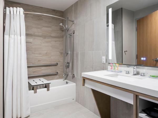 Wyndham Garden Winnipeg Airport : photo 3 de la chambre hébergement lit king-size - accessible aux personnes à mobilité réduite - baignoire avec barres d'appui - non-fumeurs