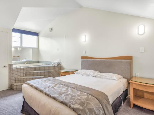 Capital Lodge Motor Inn : photo 7 de la chambre studio avec baignoire spa