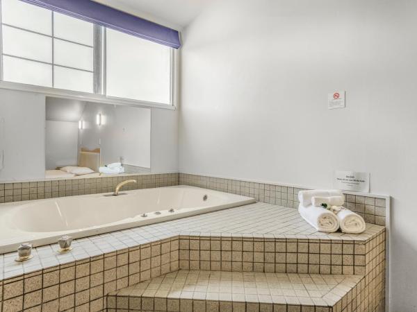 Capital Lodge Motor Inn : photo 5 de la chambre studio avec baignoire spa