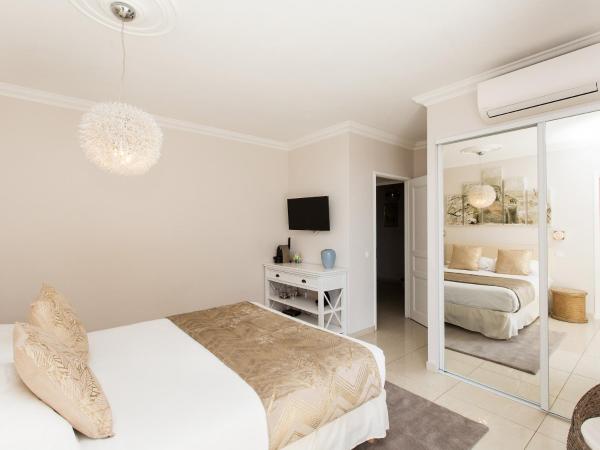 Les chambres d'hôtes de Mougins : photo 2 de la chambre chambre double - vue sur mer