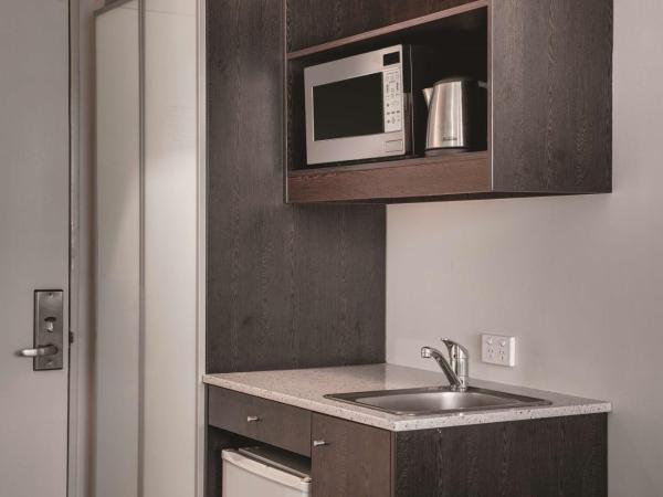 Travelodge Hotel Hobart : photo 2 de la chambre petite chambre lit queen-size