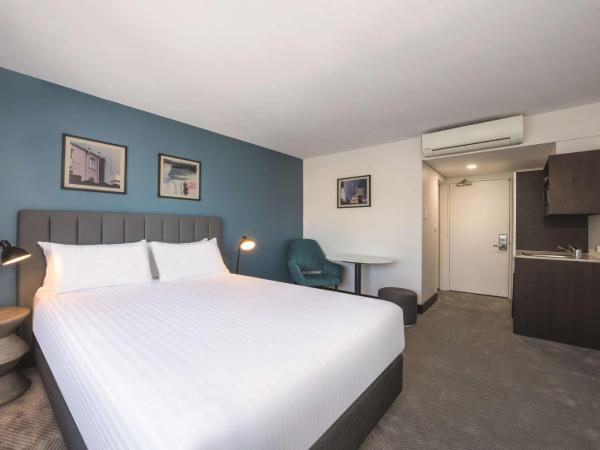 Travelodge Hotel Hobart : photo 2 de la chambre chambre lit king-size - vue sur ville