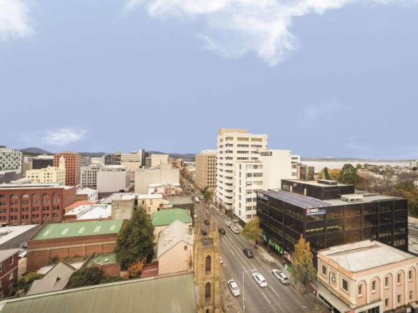 Travelodge Hotel Hobart : photo 3 de la chambre chambre lit queen-size - vue sur ville