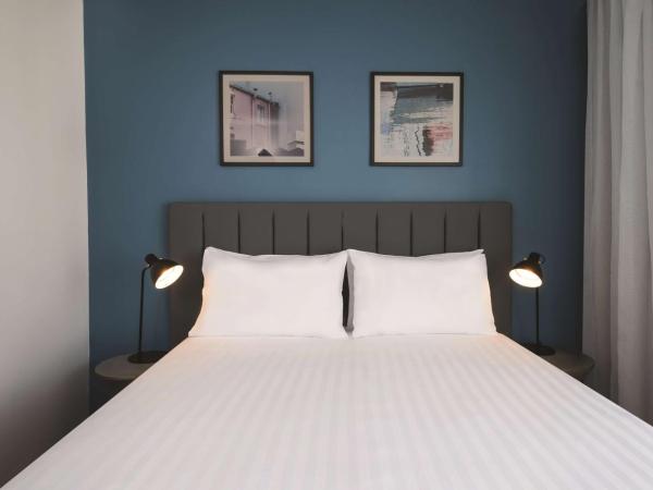 Travelodge Hotel Hobart : photo 1 de la chambre petite chambre lit queen-size