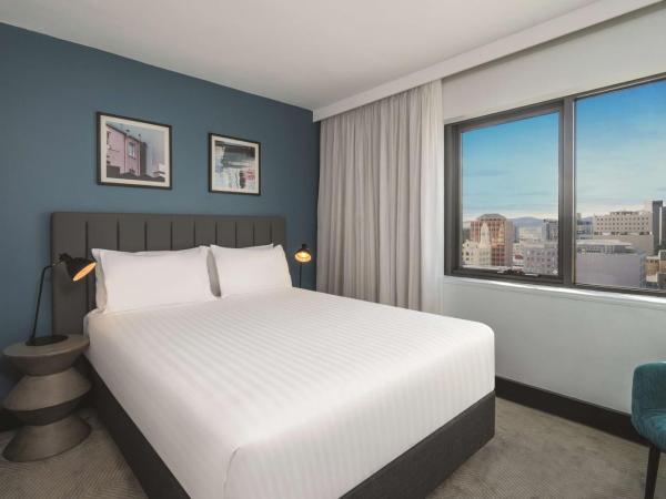 Travelodge Hotel Hobart : photo 2 de la chambre chambre lit queen-size - vue sur ville