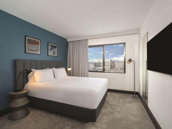 Travelodge Hotel Hobart : photo 6 de la chambre chambre lit queen-size - vue sur ville