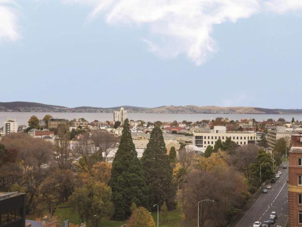 Travelodge Hotel Hobart : photo 4 de la chambre chambre lit queen-size - vue sur ville