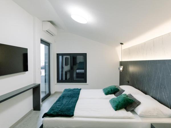 Boutique Suites Joyce Medulin with free parking : photo 7 de la chambre chambre double deluxe avec balcon - vue sur mer