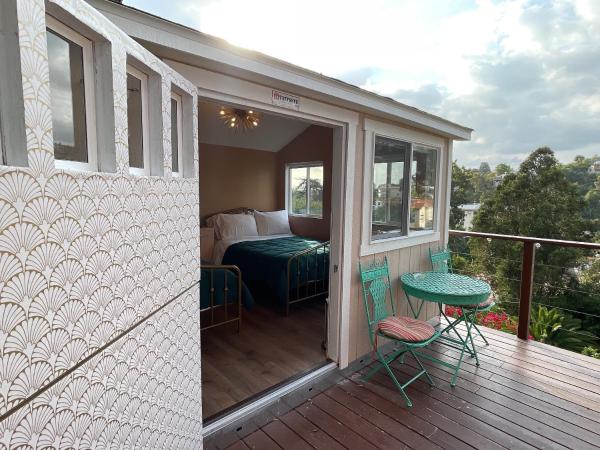 Glamping Hollywood Hills - Luxury Tiny House : photo 8 de la chambre chambre double avec terrasse