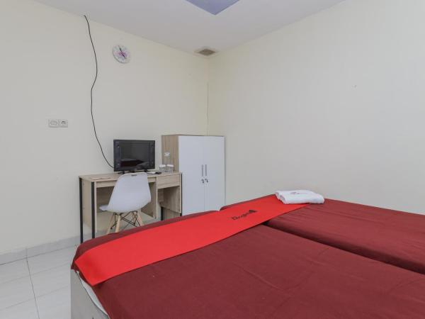 RedDoorz near RS Sari Asih Ciledug : photo 4 de la chambre chambre lits jumeaux