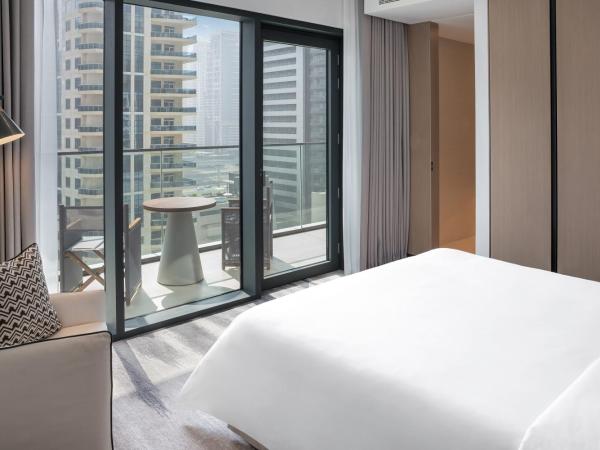 Vida Dubai Marina & Yacht Club : photo 1 de la chambre chambre lit king-size deluxe avec balcon privé - vue sur ville