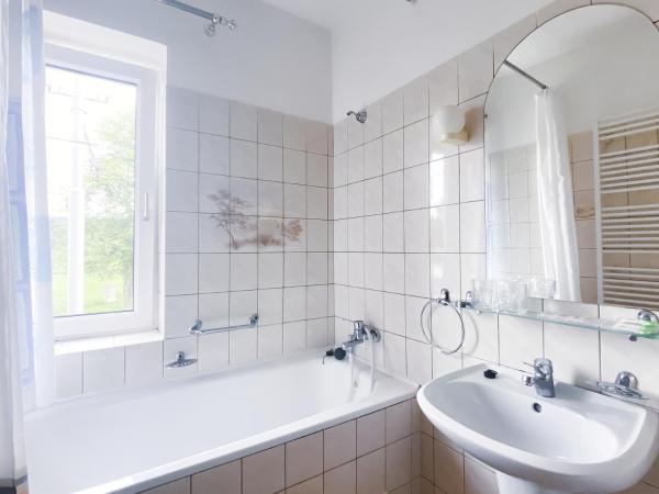 Schlosshotel Marienbad : photo 4 de la chambre chambre quadruple avec baignoire